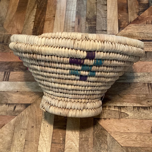 Hand crafted basket - Picture 1 of 4